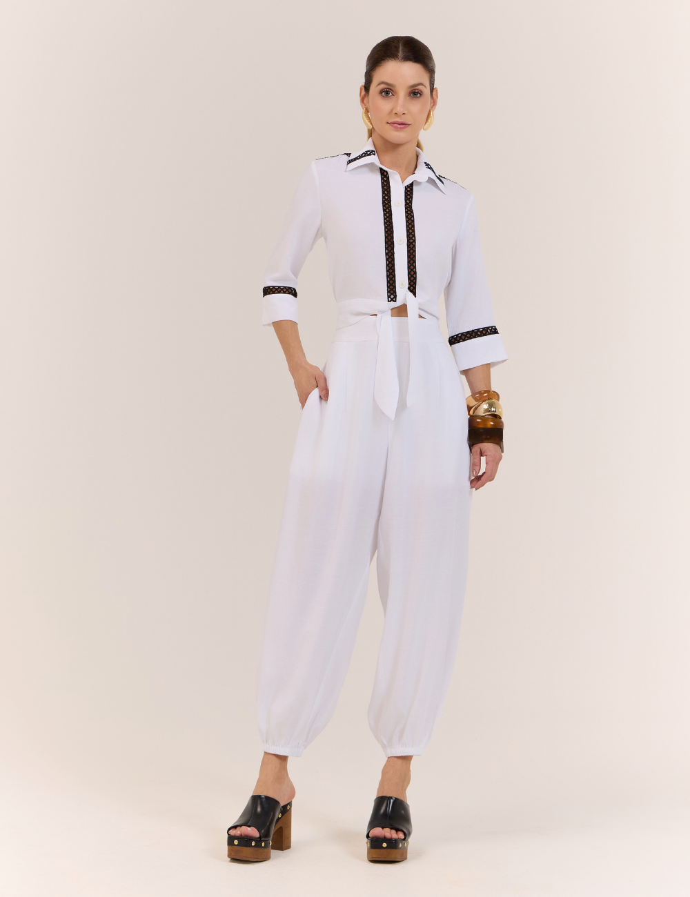 Conjunto Off White com Detalhe em Renda