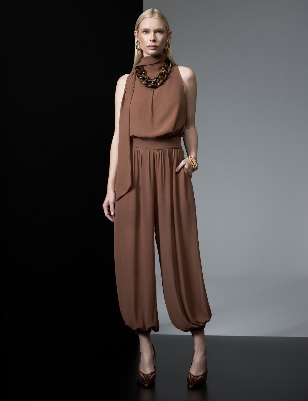 Macacão Marrom Aladin com Faixa