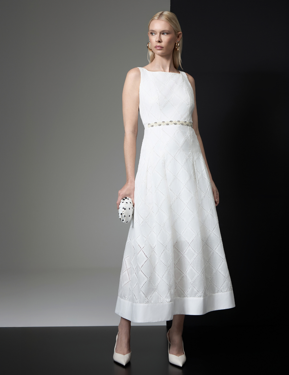 Vestido Off White com Bordados e Pérolas