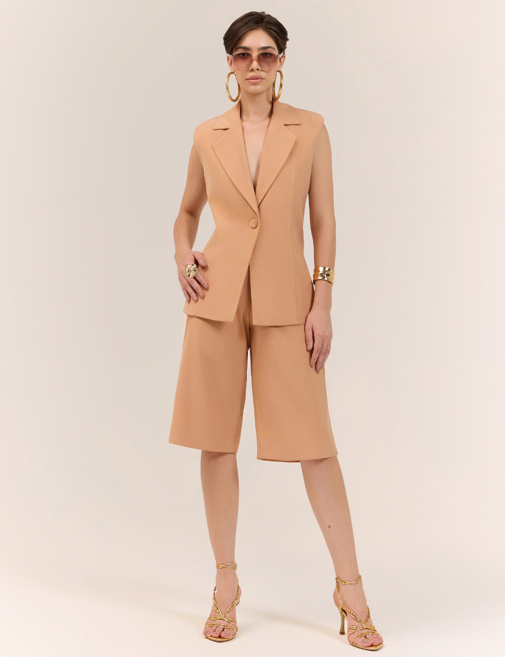 Conjunto Bege com Colete e Bermuda