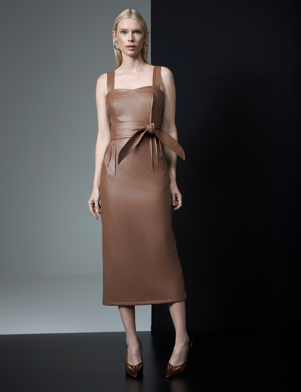 Vestido Midi Caramelo em Material Sintético