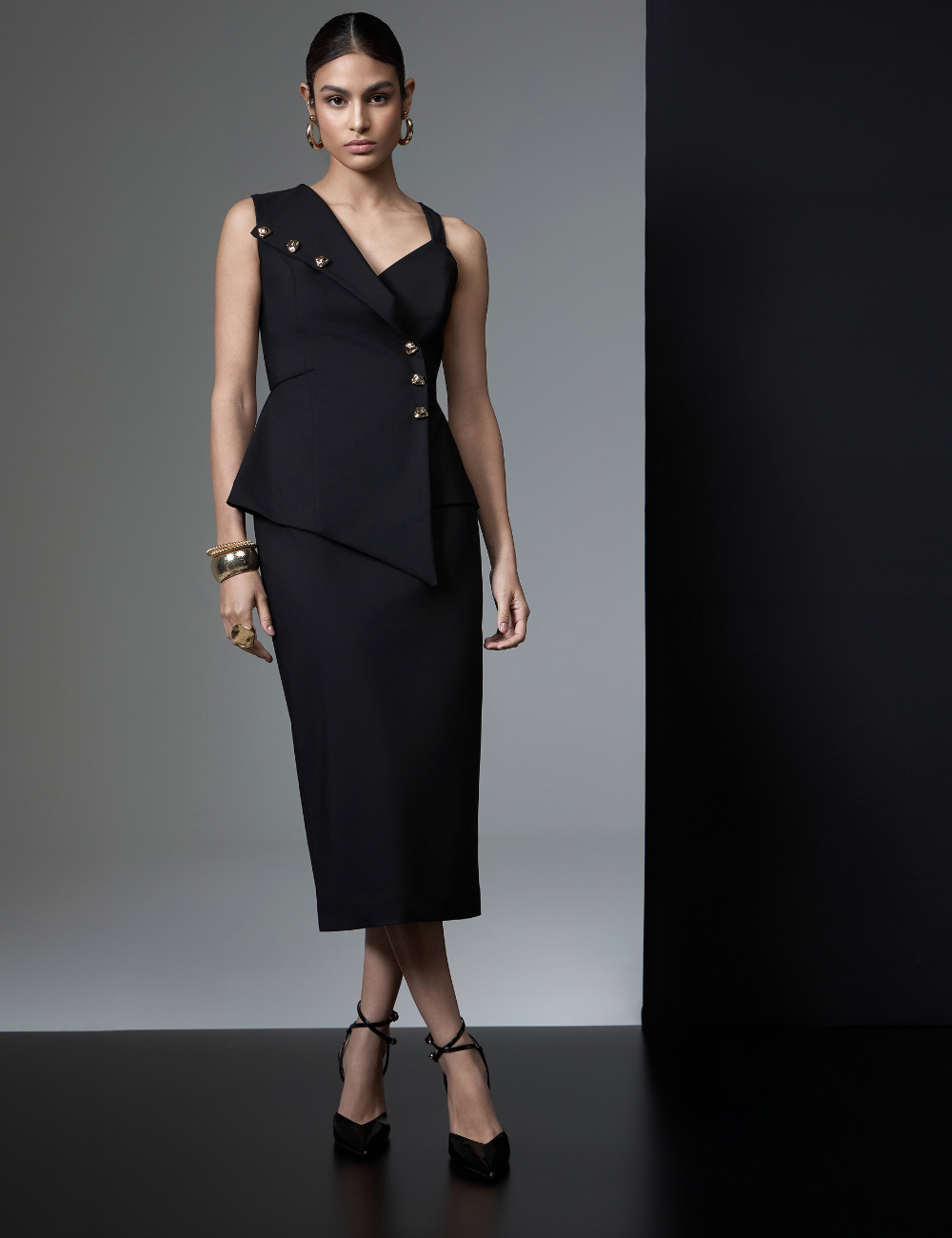 Vestido Midi Preto com Botões Dourados