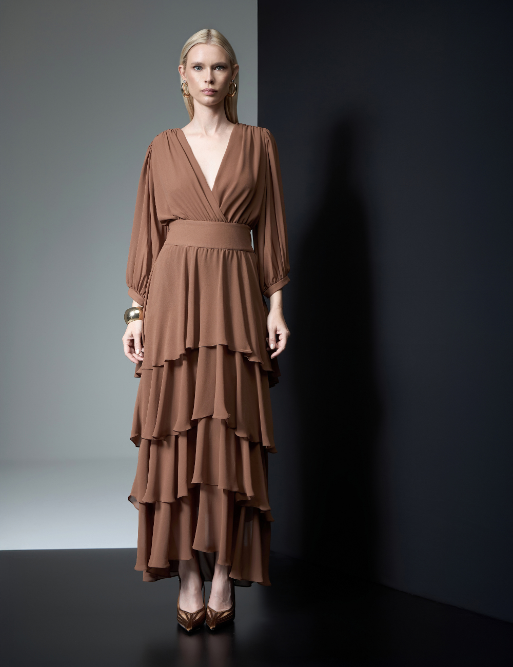 Vestido Longo Marrom com Babados em Camadas