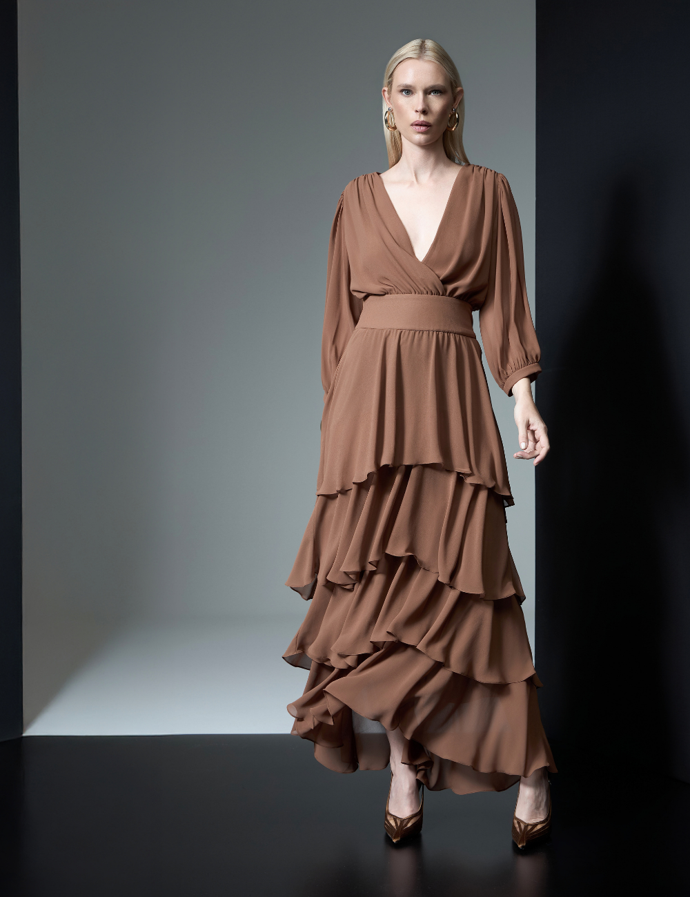 Vestido Longo Marrom com Babados em Camadas