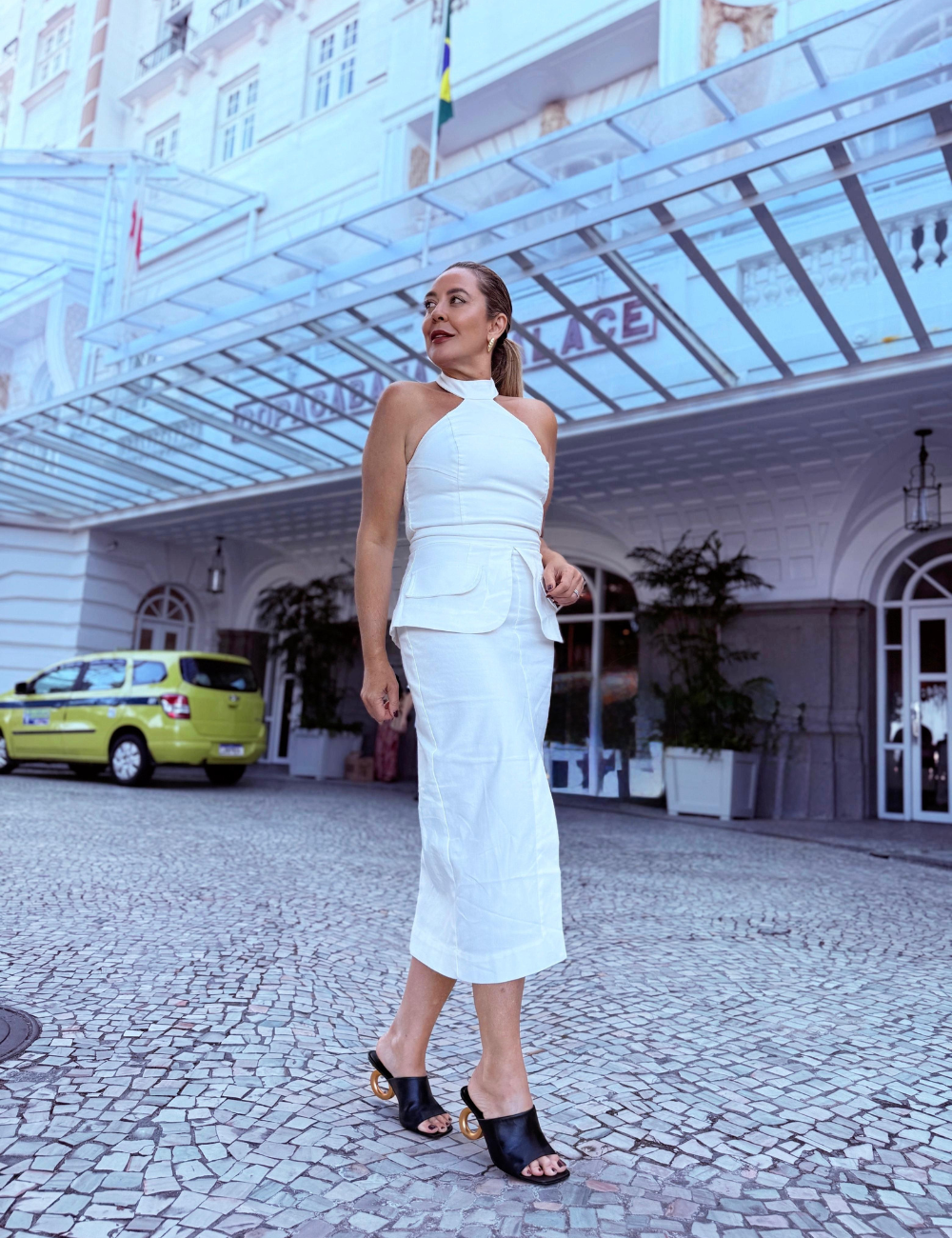 Vestido Off White com Basque em Sarja